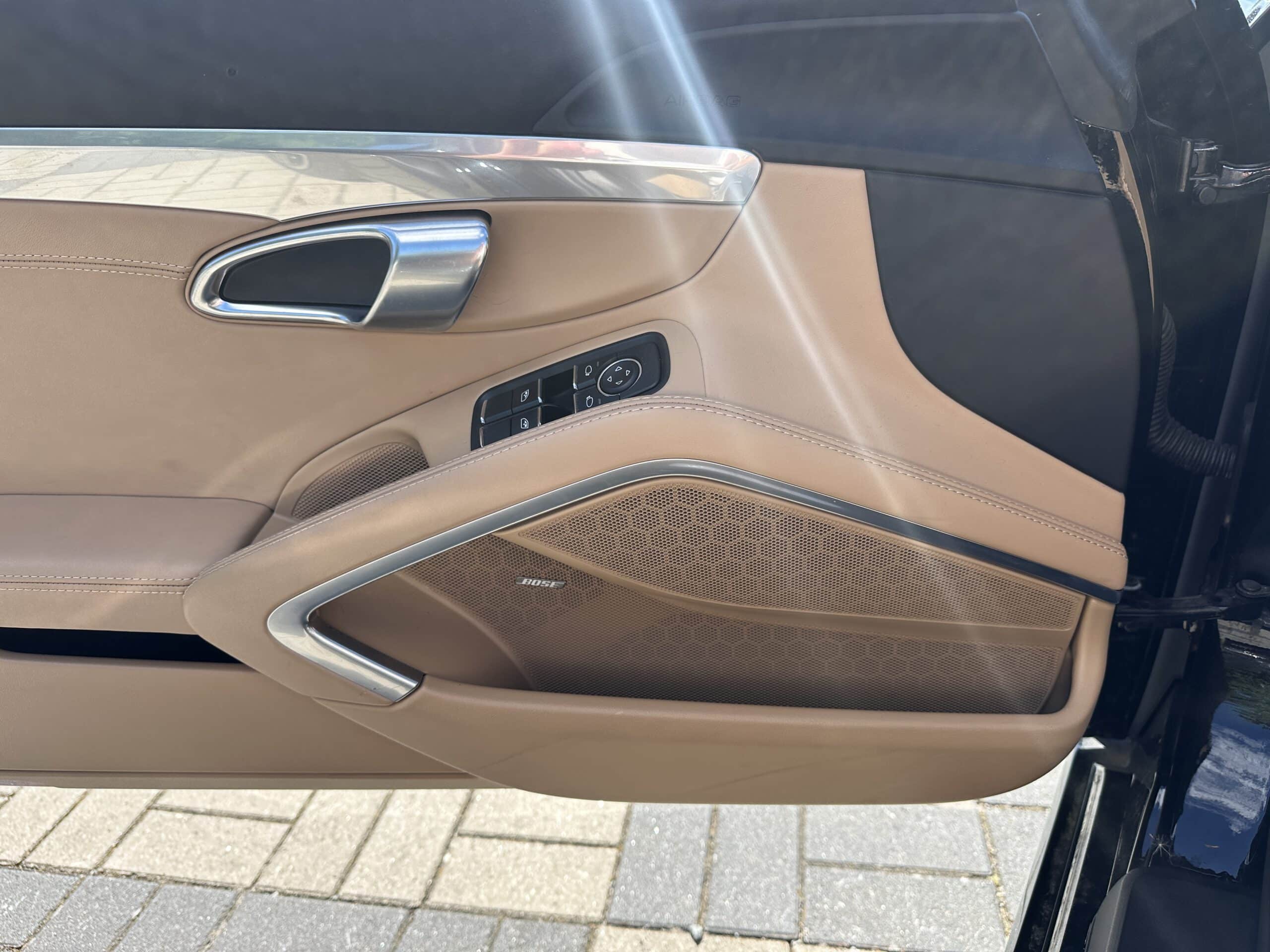 
								Porsche Boxster 2.0 PDK Leder beige 20 Zoll BOSE Navi full									