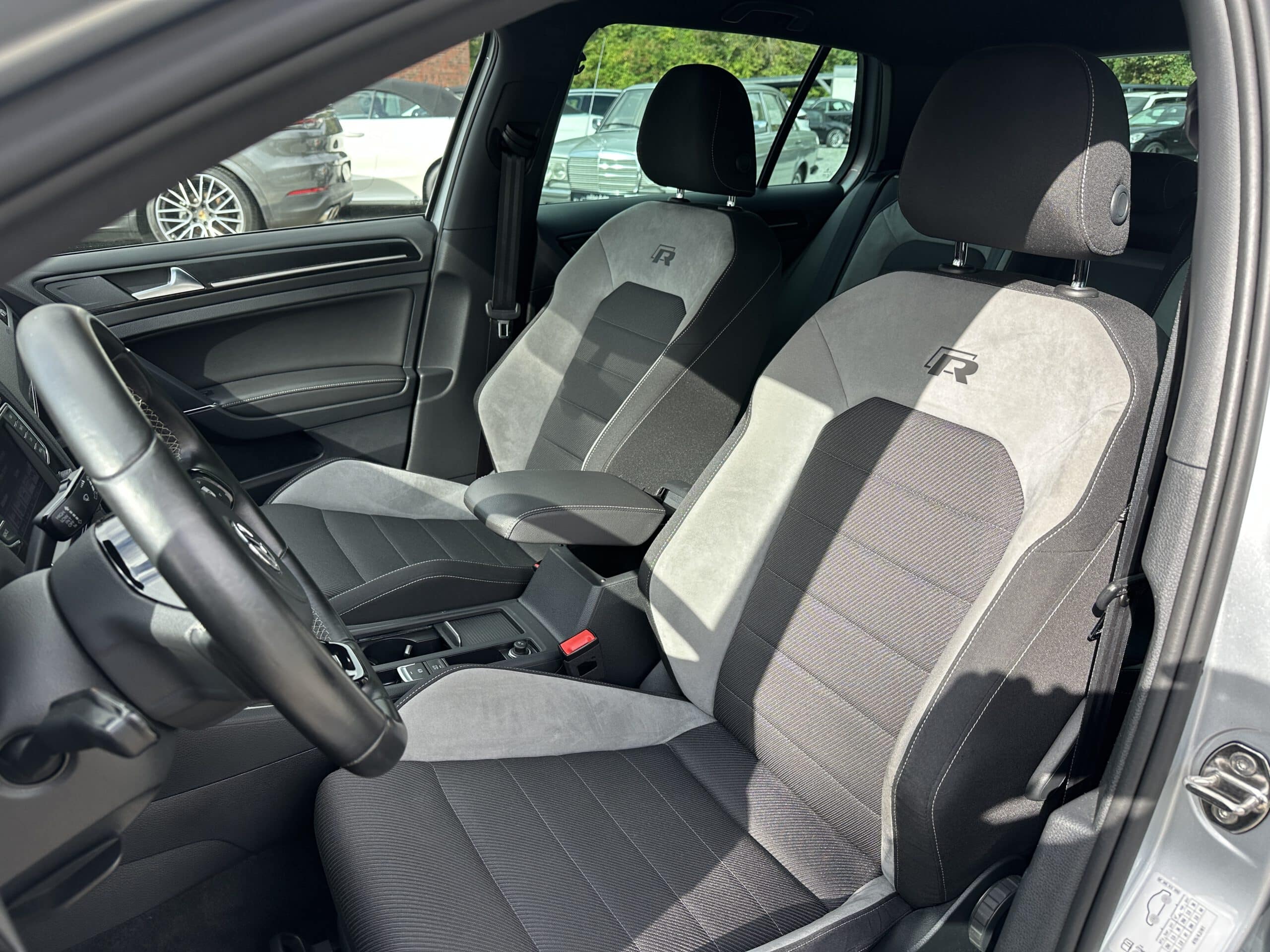 
								Volkswagen Golf VII R 4Motion Navi Business 19 Zoll mit Tuningpaket full									