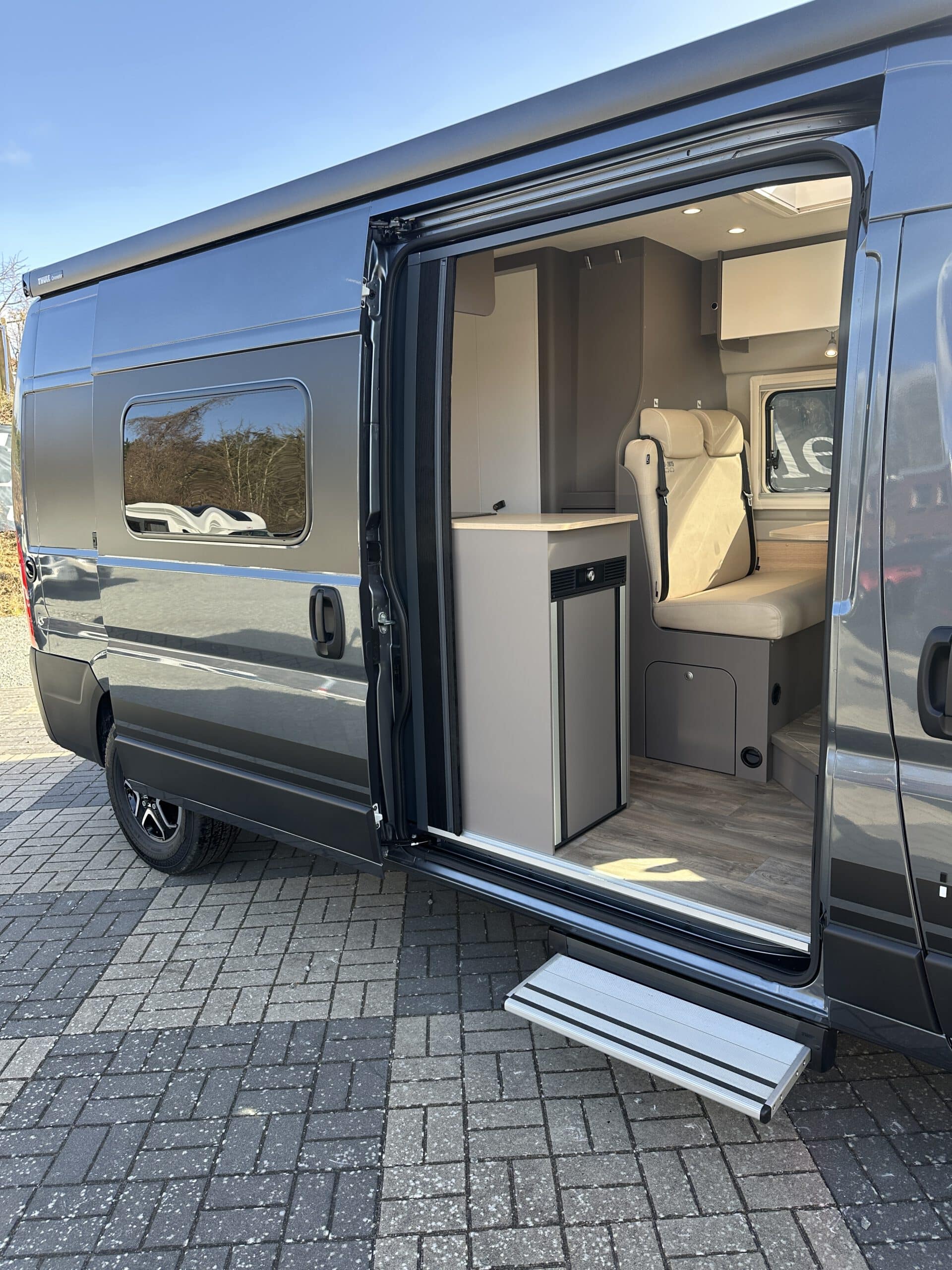 
								LMC INNOVAN 600 Fiat Automatik ACC Irongrey Dusche WC full									