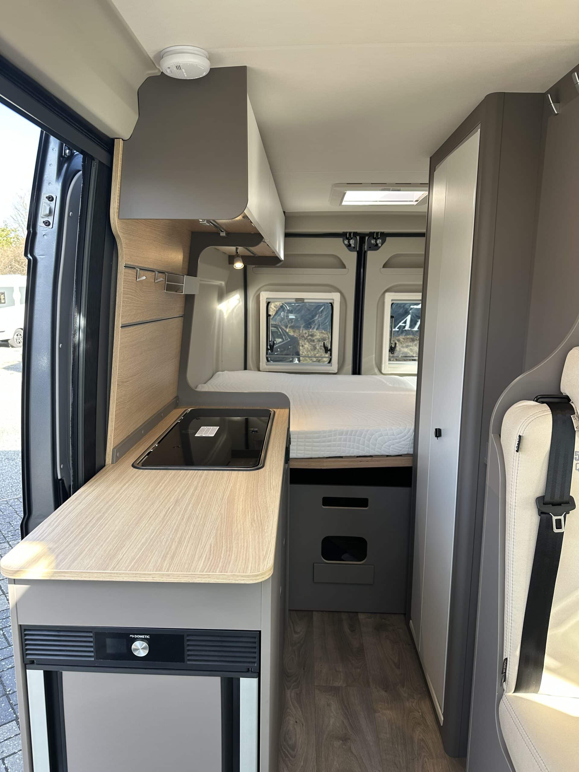 
								LMC INNOVAN 600 Fiat Automatik ACC Irongrey Dusche WC full									