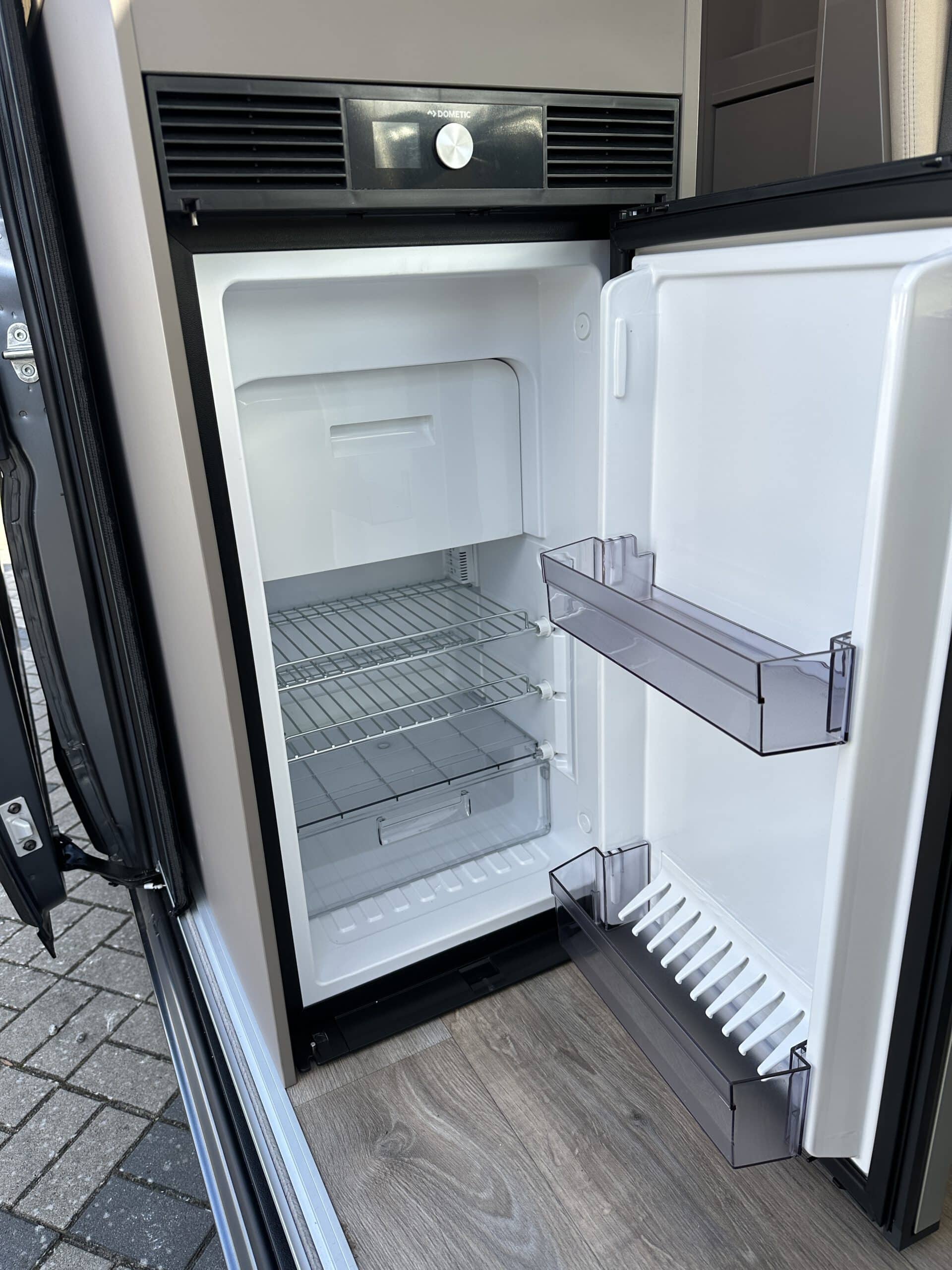 
								LMC INNOVAN 600 Fiat Automatik ACC Irongrey Dusche WC full									