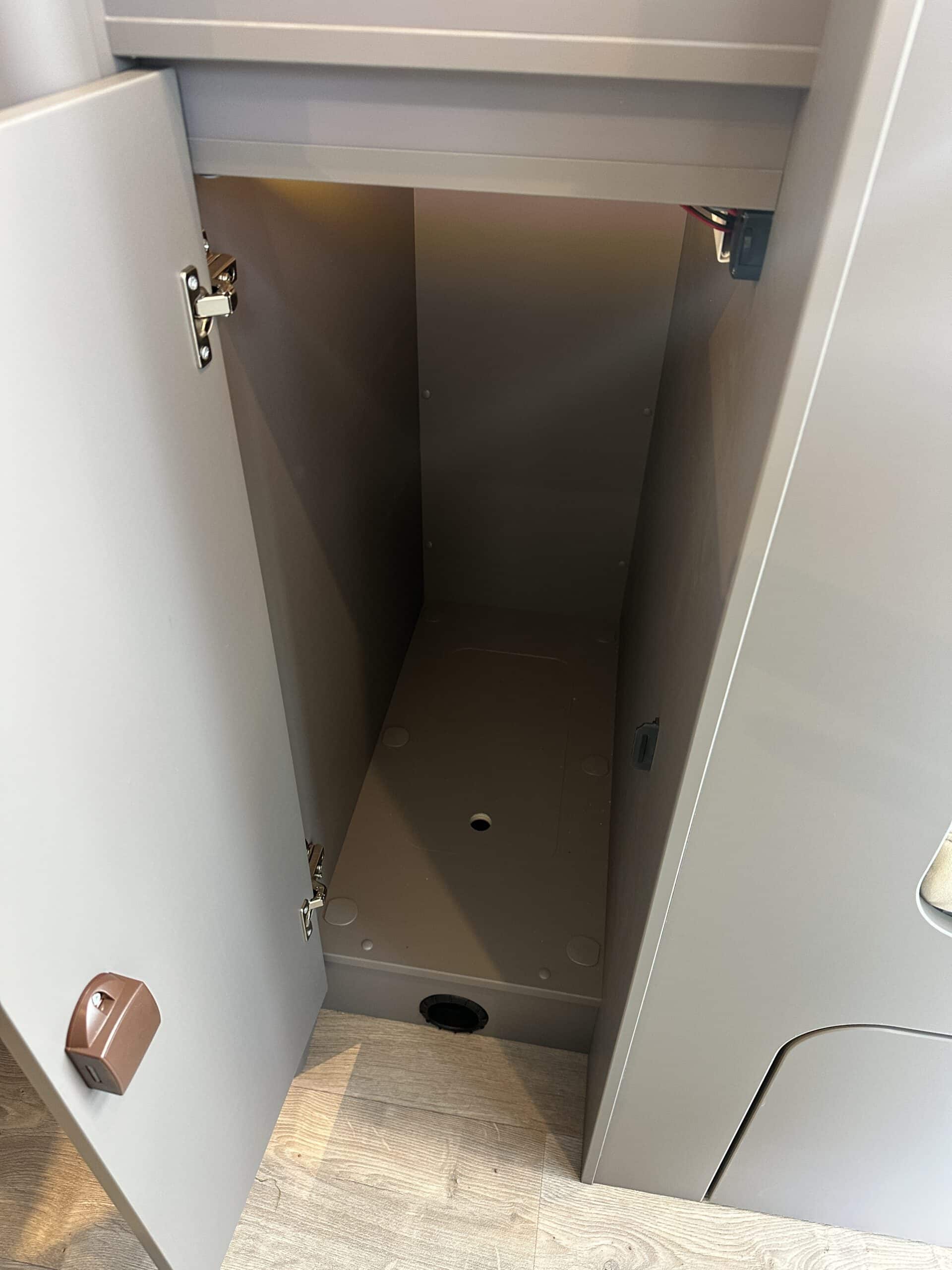 
								LMC INNOVAN 600 Fiat Automatik ACC Irongrey Dusche WC full									