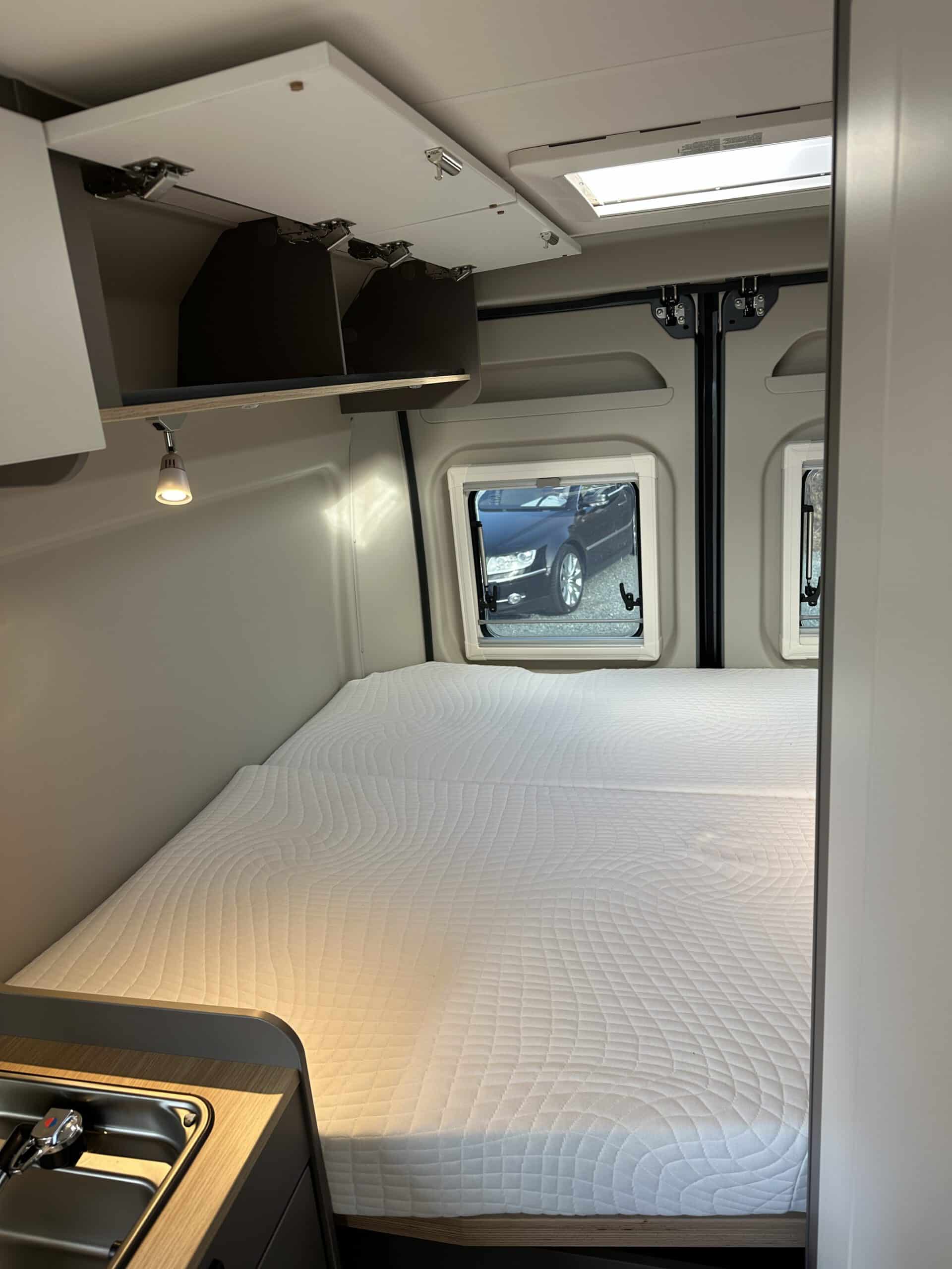 
								LMC INNOVAN 600 Fiat Automatik ACC Irongrey Dusche WC full									