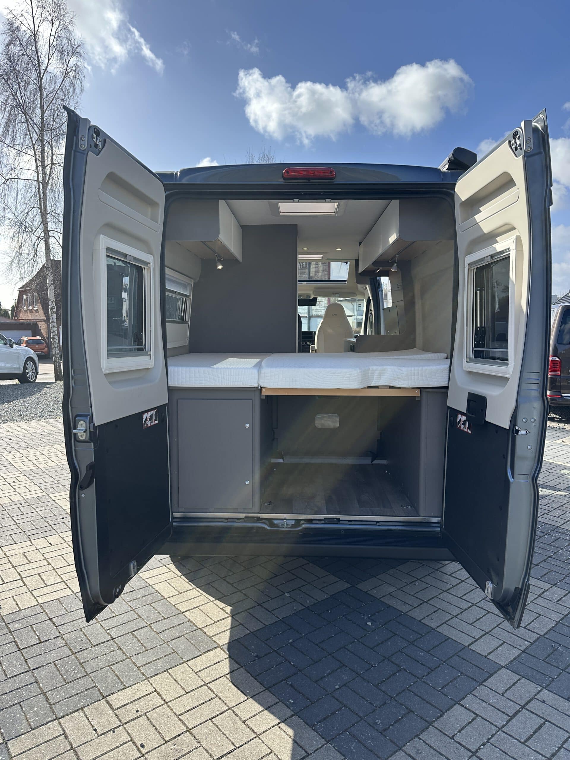 
								LMC INNOVAN 600 Fiat Automatik ACC Irongrey Dusche WC full									