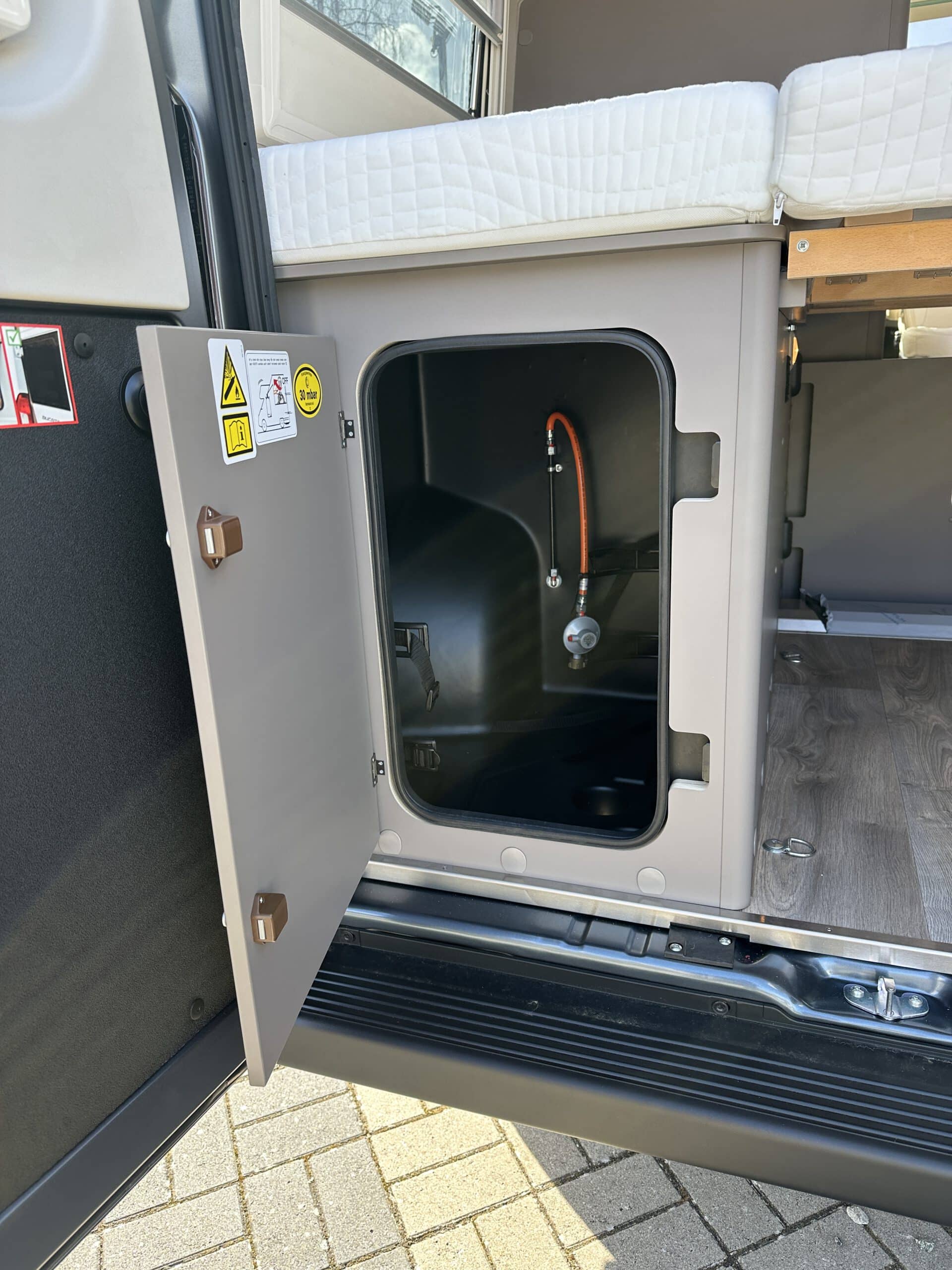 
								LMC INNOVAN 600 Fiat Automatik ACC Irongrey Dusche WC full									