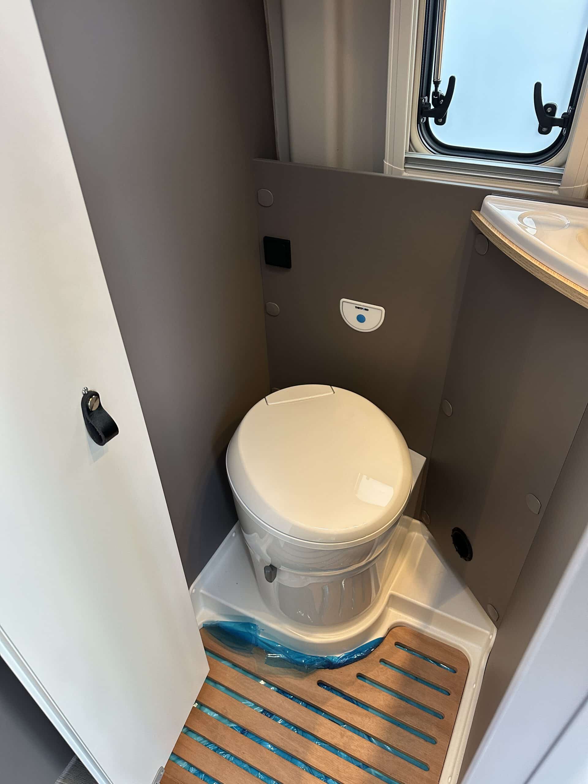 
								LMC INNOVAN 600 Fiat Automatik ACC Irongrey Dusche WC full									