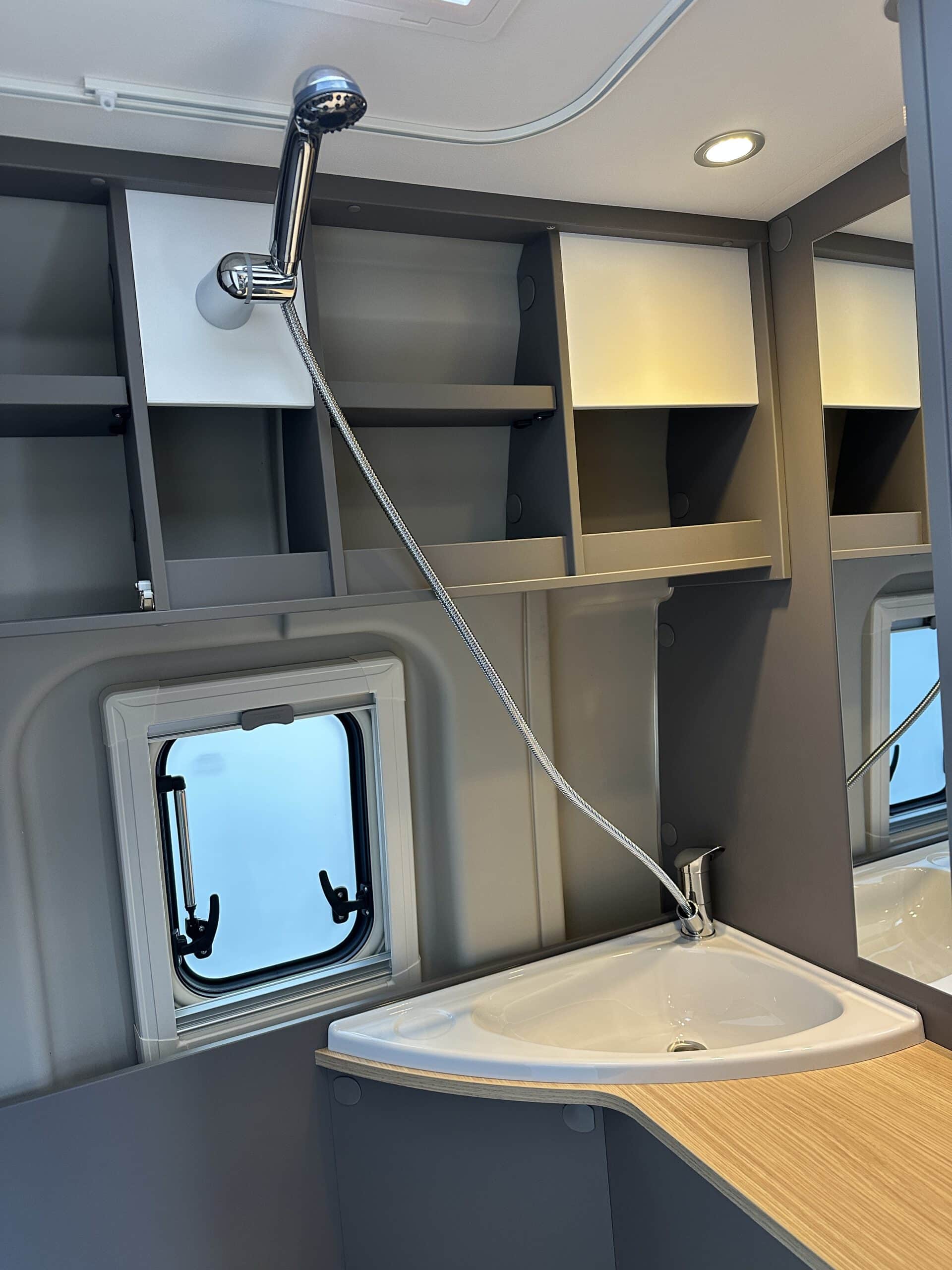 
								LMC INNOVAN 600 Fiat Automatik ACC Irongrey Dusche WC full									