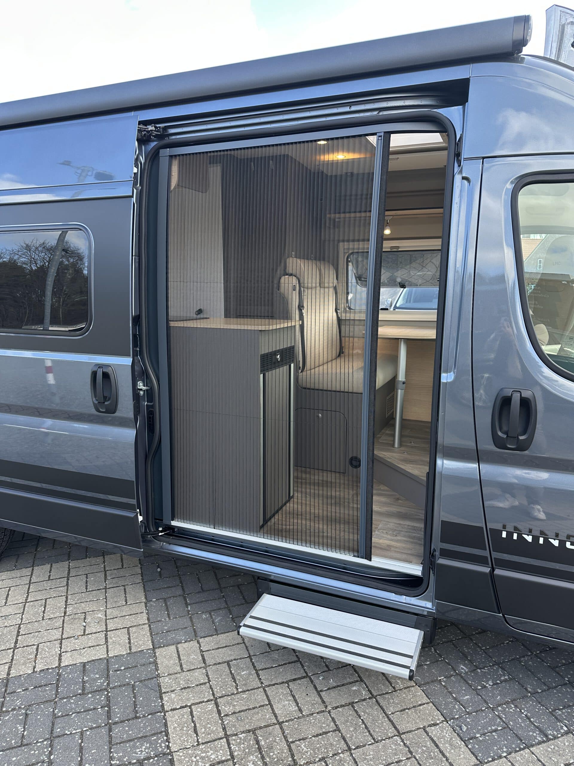 
								LMC INNOVAN 600 Fiat Automatik ACC Irongrey Dusche WC full									