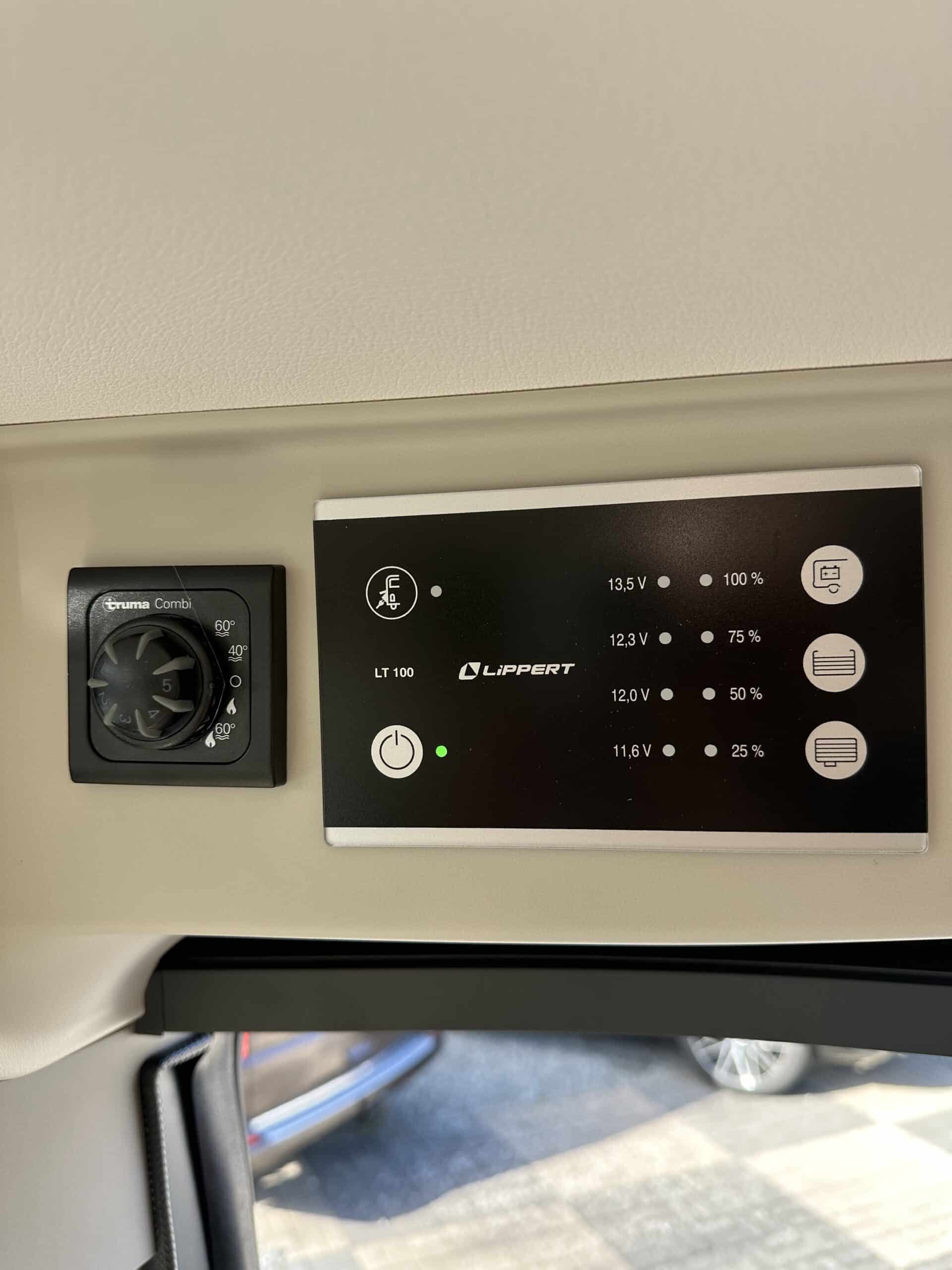 
								LMC INNOVAN 600 Fiat Automatik ACC Irongrey Dusche WC full									